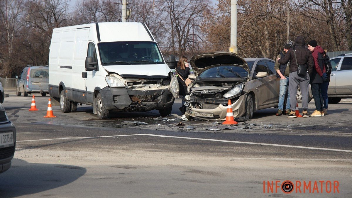 В Днепре на Сичеславской Набережной возле цирка столкнулись Hyundai и  Iveco: движение затруднено, работает регулировщик