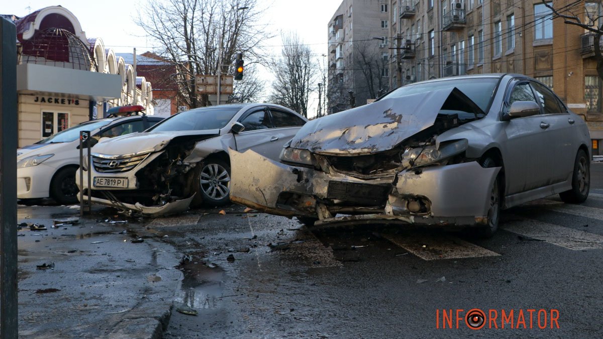 У Дніпрі на Січових Стрільців зіткнулися Hyundai та Honda: рух ускладнений