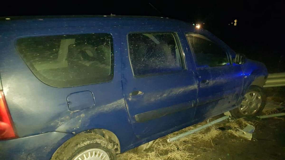 На дороге в Днепропетровской области Dacia нанизалась на отбойник: подробности от полиции