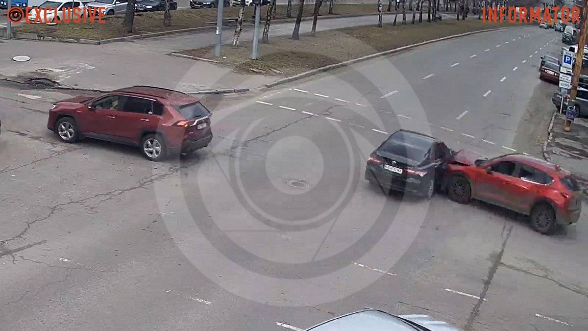 В Днепре на Поля столкнулись Mazda и Toyota: видео момента ДТП