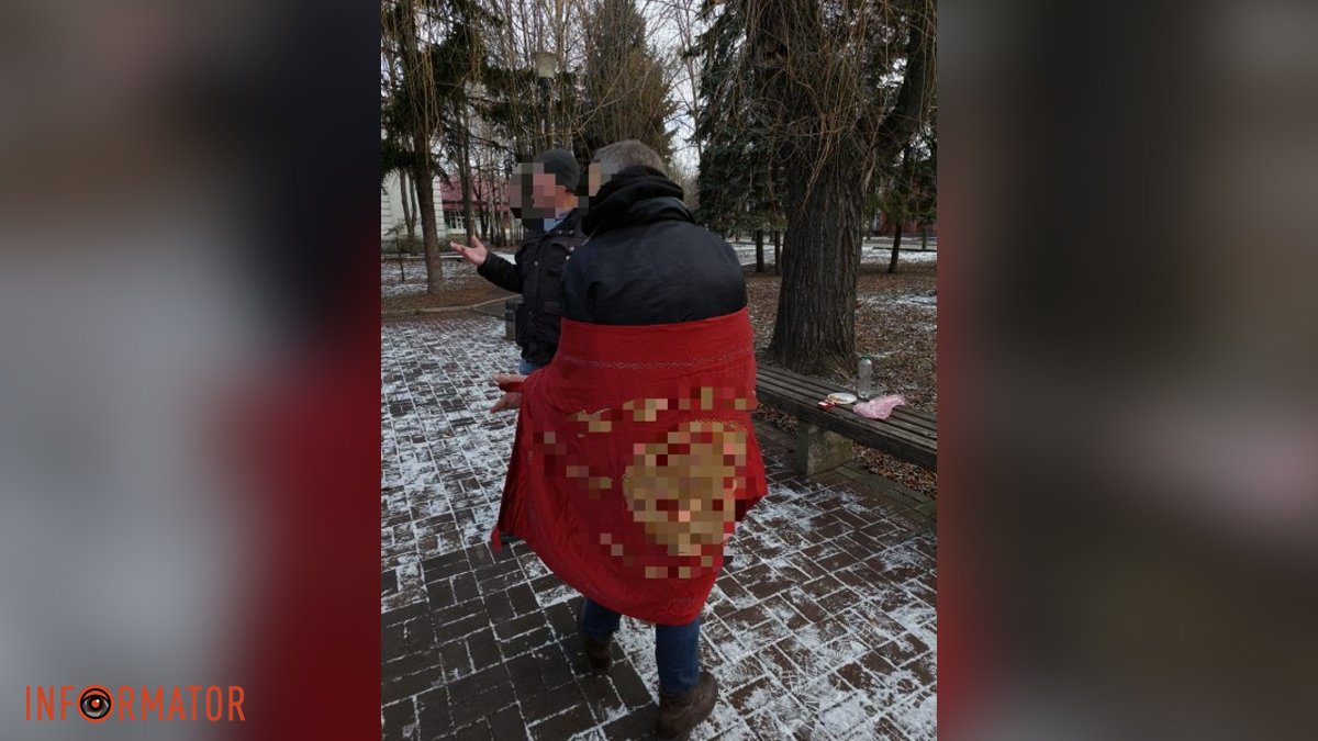 55-летний мужчина ходил по Кривому Рогу, завернувшись в советский флаг