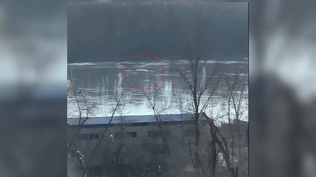 В Днепре посреди реки мужчина дрейфовал на отломанной льдине