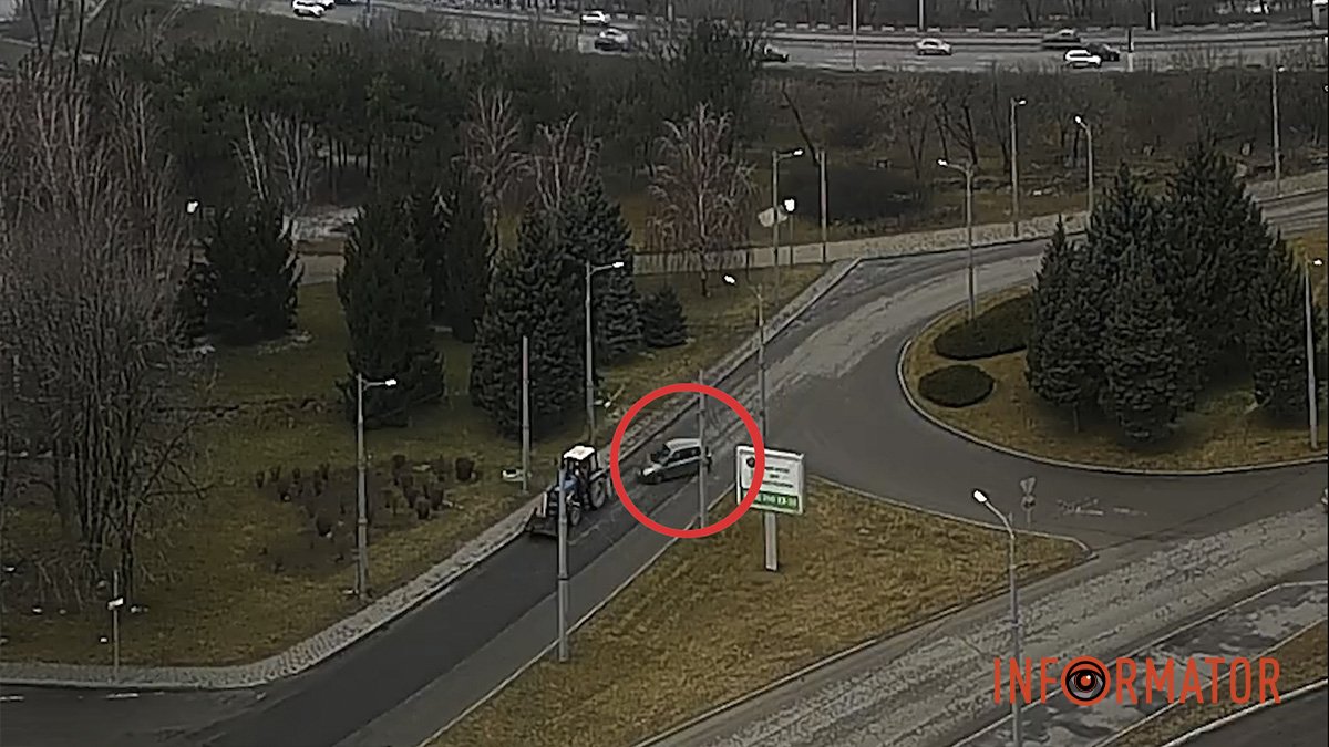В Днепре на Малиновского возле "Вавилона" Renault врезался в трактор: видео момента ДТП