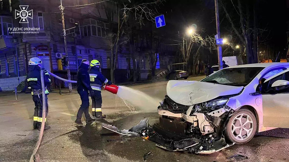 В Днепре на Короленко столкнулись два Opel: пострадал мужчина