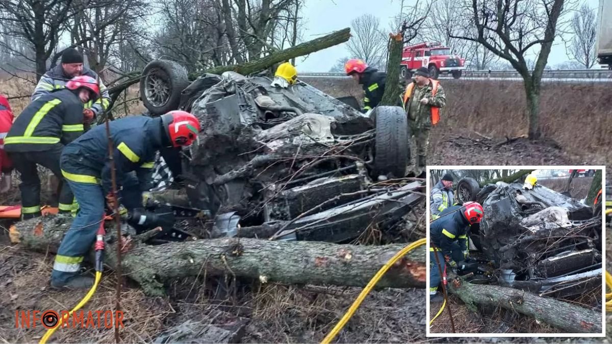 В Днипропетровской области BMW столкнулся с деревьями и перевернулся: водителя зажало в машине