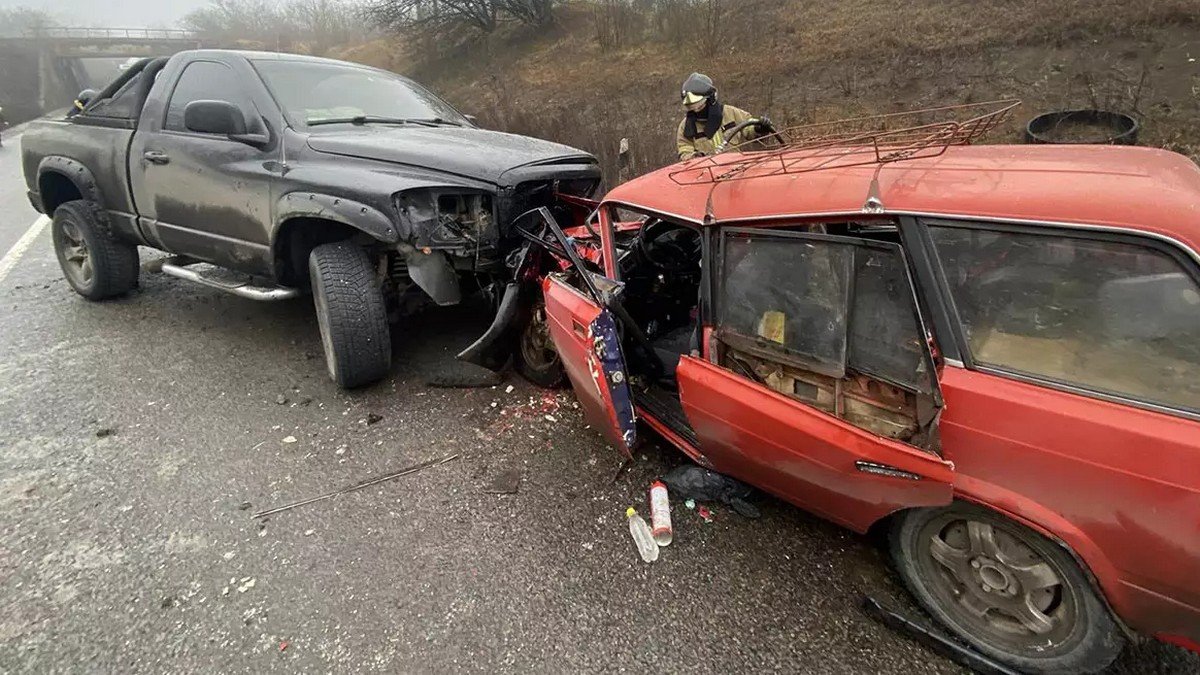 Погибли два человека: на трассе в Днепропетровской области столкнулись Dodge и ВАЗ
