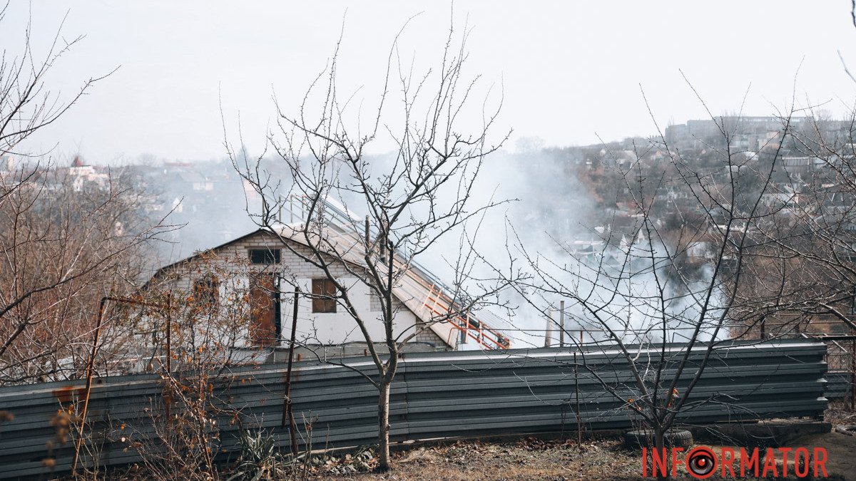 У Дніпрі на Сумський спалахнув житловий будинок
