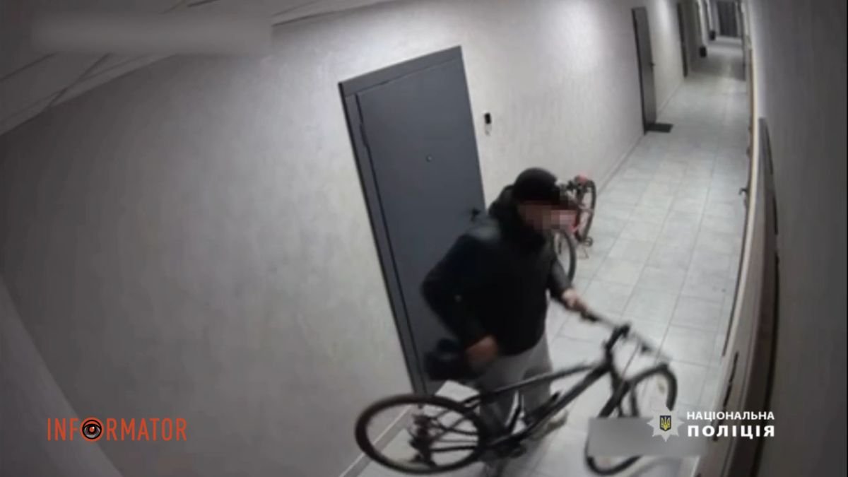 У Дніпрі 32-річний чоловік вкрав велосипед з під'їзду: відео моменту