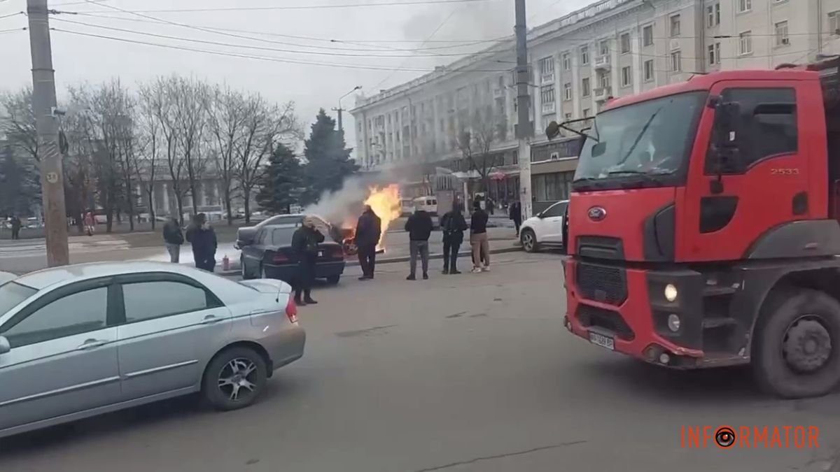 В Днепре на Вокзальной площади горел Opel