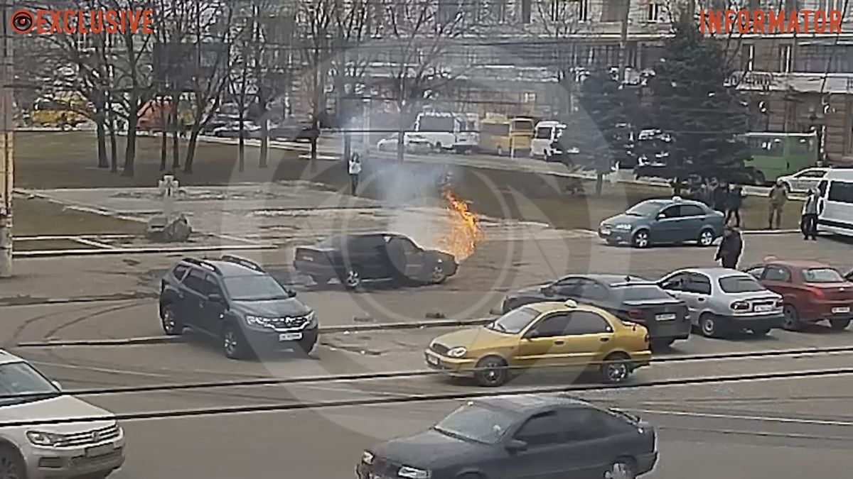 В Днепре на Вокзальной площади горел Opel: видео момента