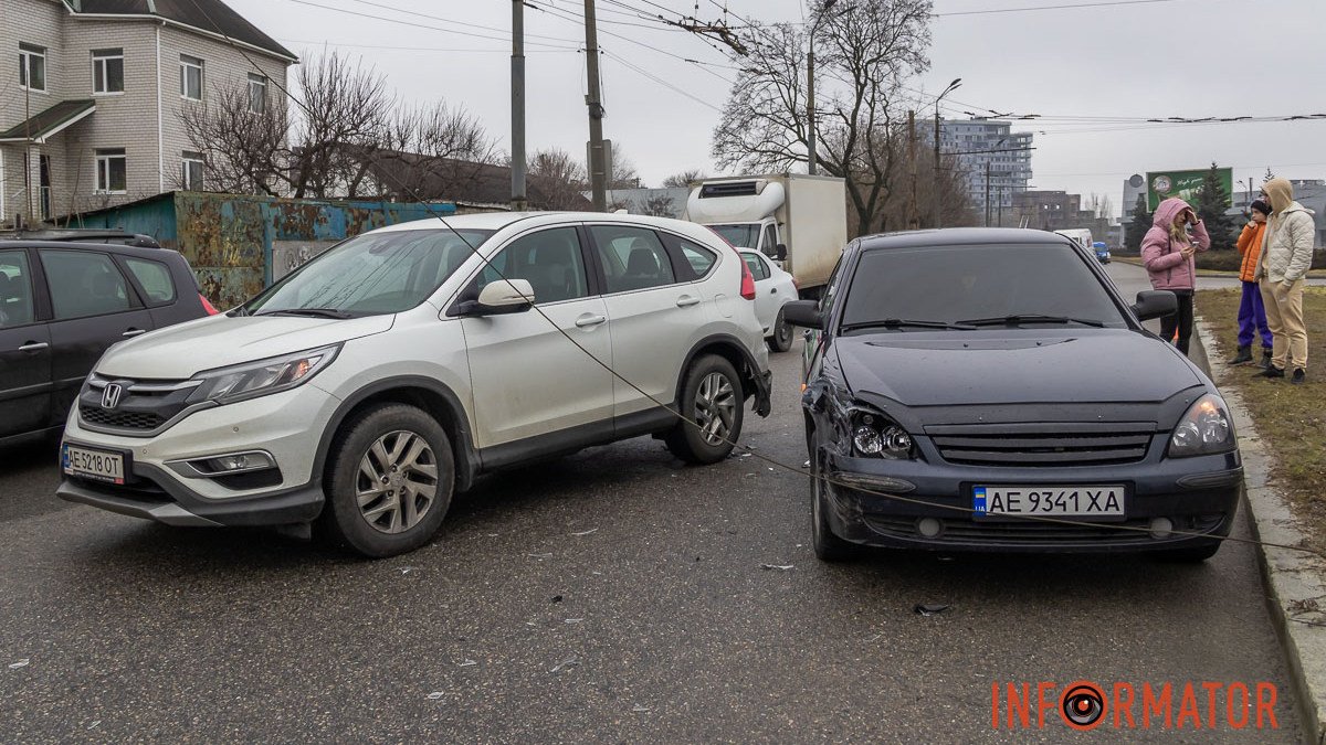 В Днепре на Набережной Победы из-за обрыва контактной сети столкнулись Hyundai, Lada и Honda: образовалась пробка