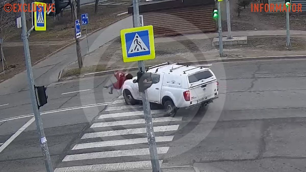 У Дніпрі на Панікахи Nissan «Червоного Хреста» збив жінку на переході: відео моменту ДТП