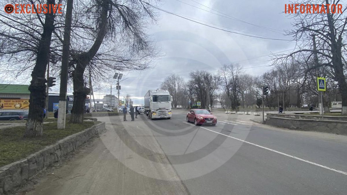 В Днепропетровской области фура сбила и переехала женщину на переходе: пострадавшая скончалась