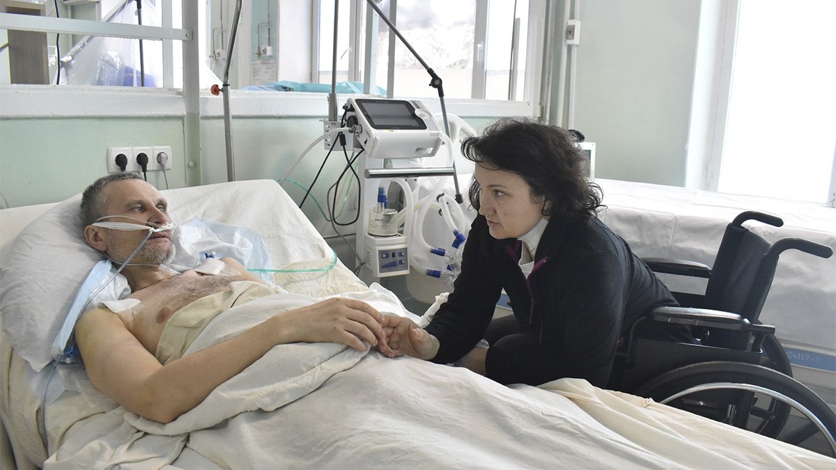"Война соединила их навечно": в Днепре врачи спасают жизнь паре, попавшей под обстрел в Донецкой области