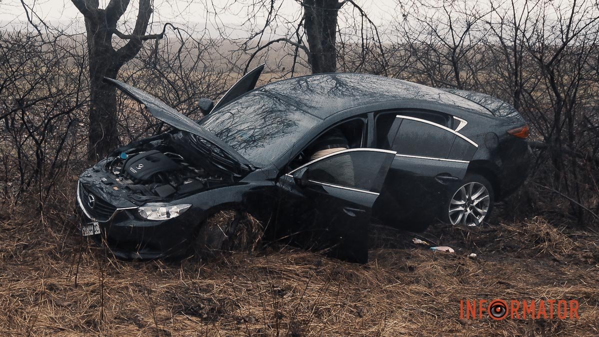 На Запорізькому шосе Mazda злетіла з дороги: постраждали троє людей