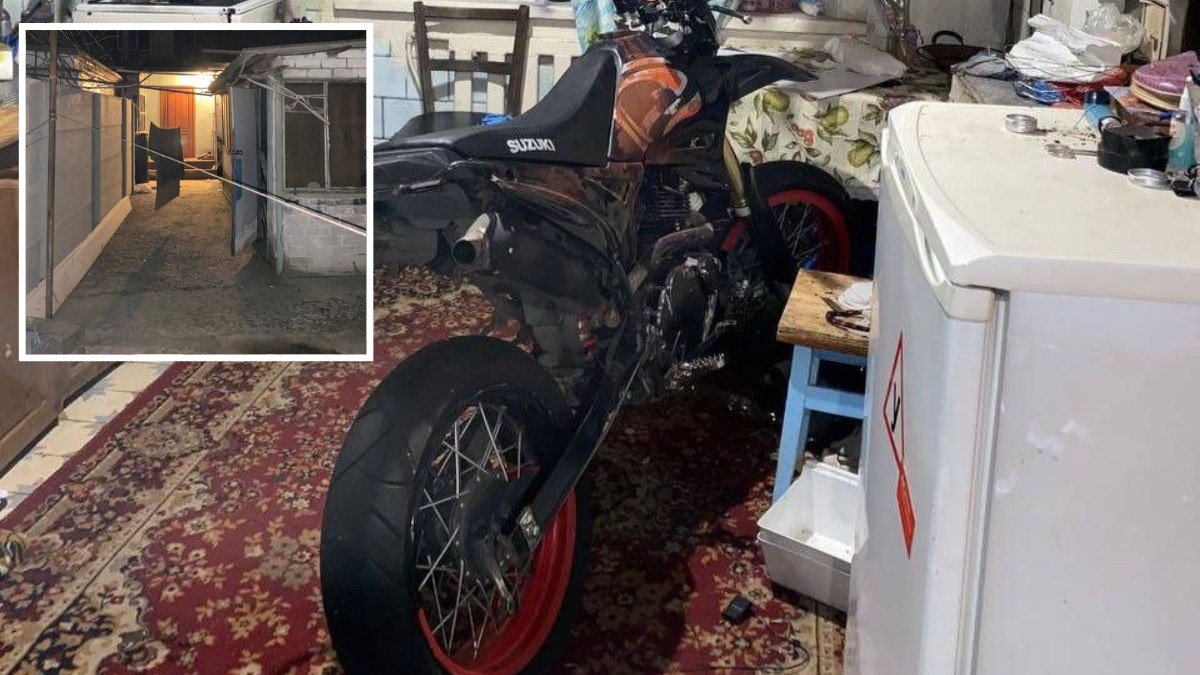 Стояв посеред кухні: у Дніпрі поліцейські знайшли мотоцикл, який угнали на Янтарній