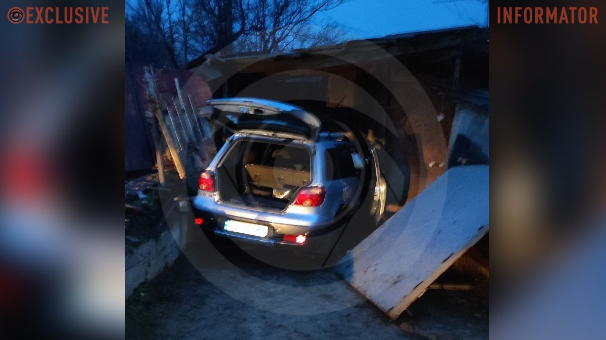 В Днепре на Столбовой пьяный водитель на Mitsubishi снес забор и влетел во двор
