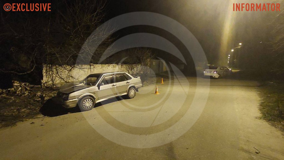 В Днепре на Зеркальной пьяный водитель ВАЗ спровоцировал ДТП с Renault службы такси Bolt и двумя пострадавшими пешеходами