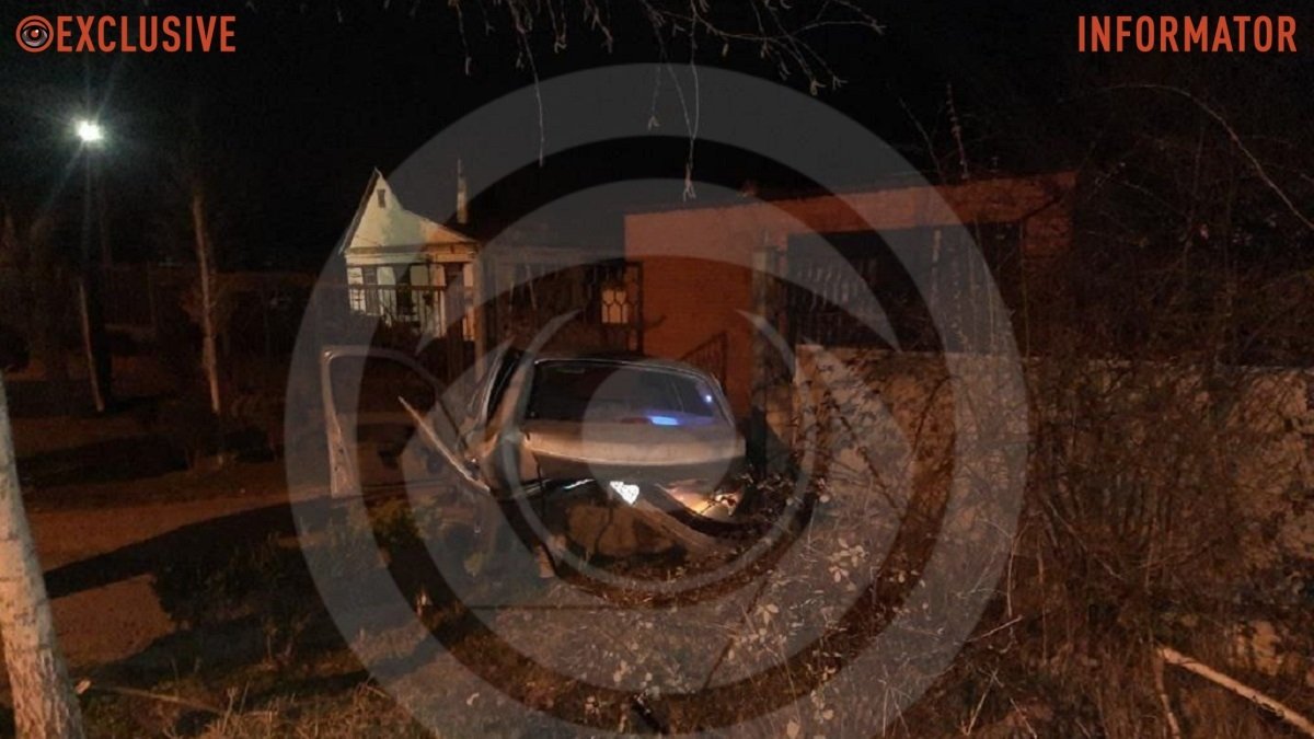 В Днепре на Новошкольном пьяный водитель Volkswagen сбил насмерть мужчину, который толкал другой автомобиль