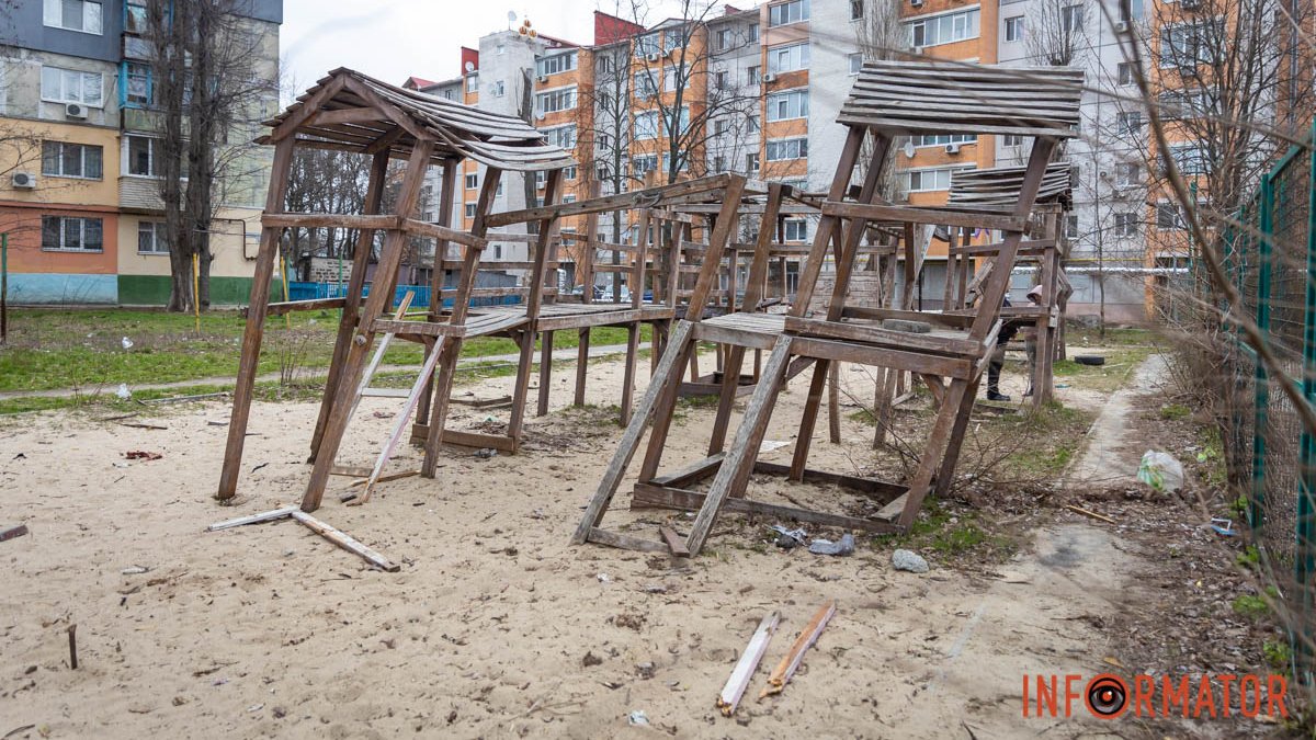 Ржавые гвозди, арматура и гнилые доски: в Днепре на Богдана Хмельницкого  родители разбирают аварийную детскую площадку