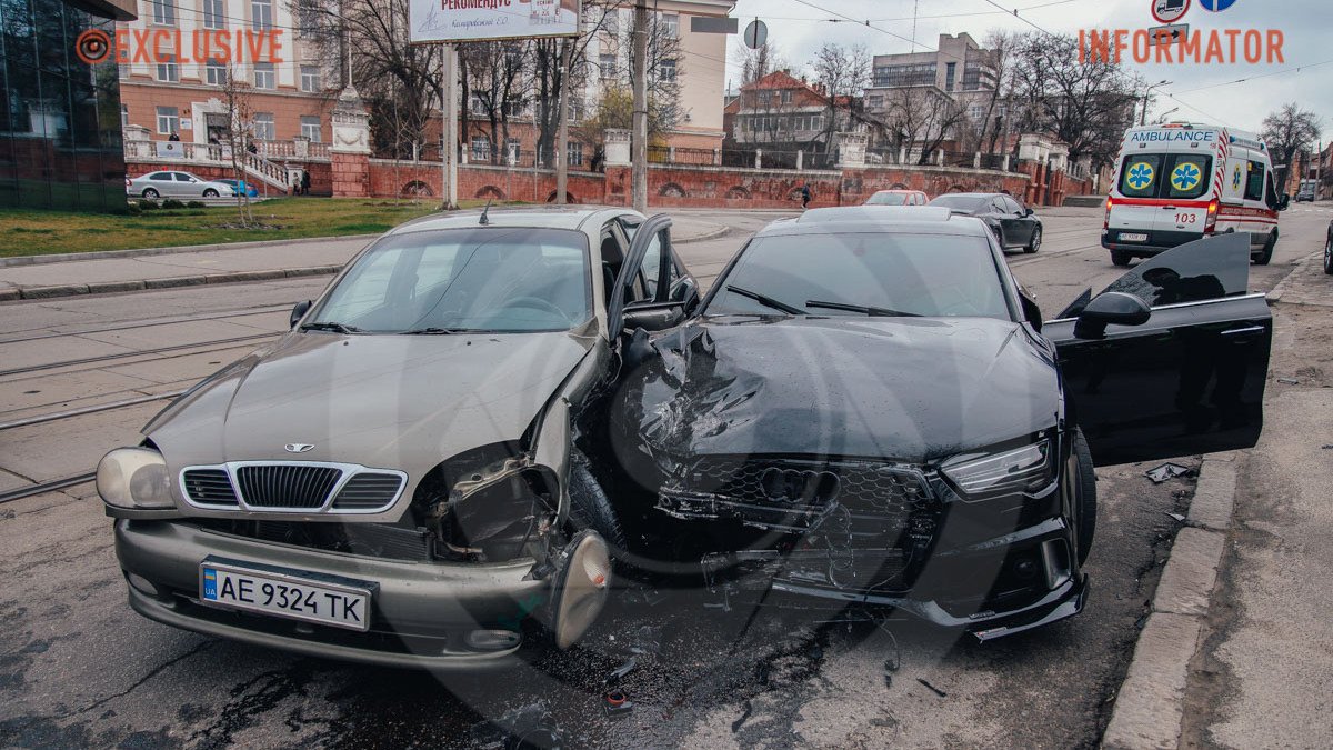 В Днепре на Святослава Храброго столкнулись Audi и Daewoo: водителя Lanos в тяжелом состоянии забрала "скорая"
