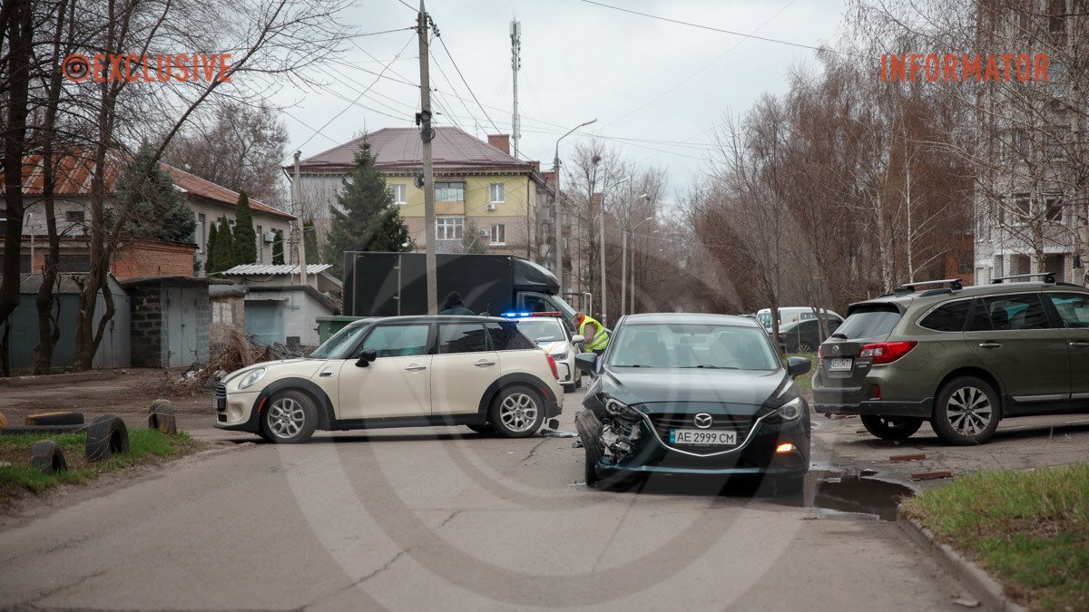 Проезд заблокирован: в Днепре на улице Алана Шепарда столкнулись Mazda и Mini Cooper