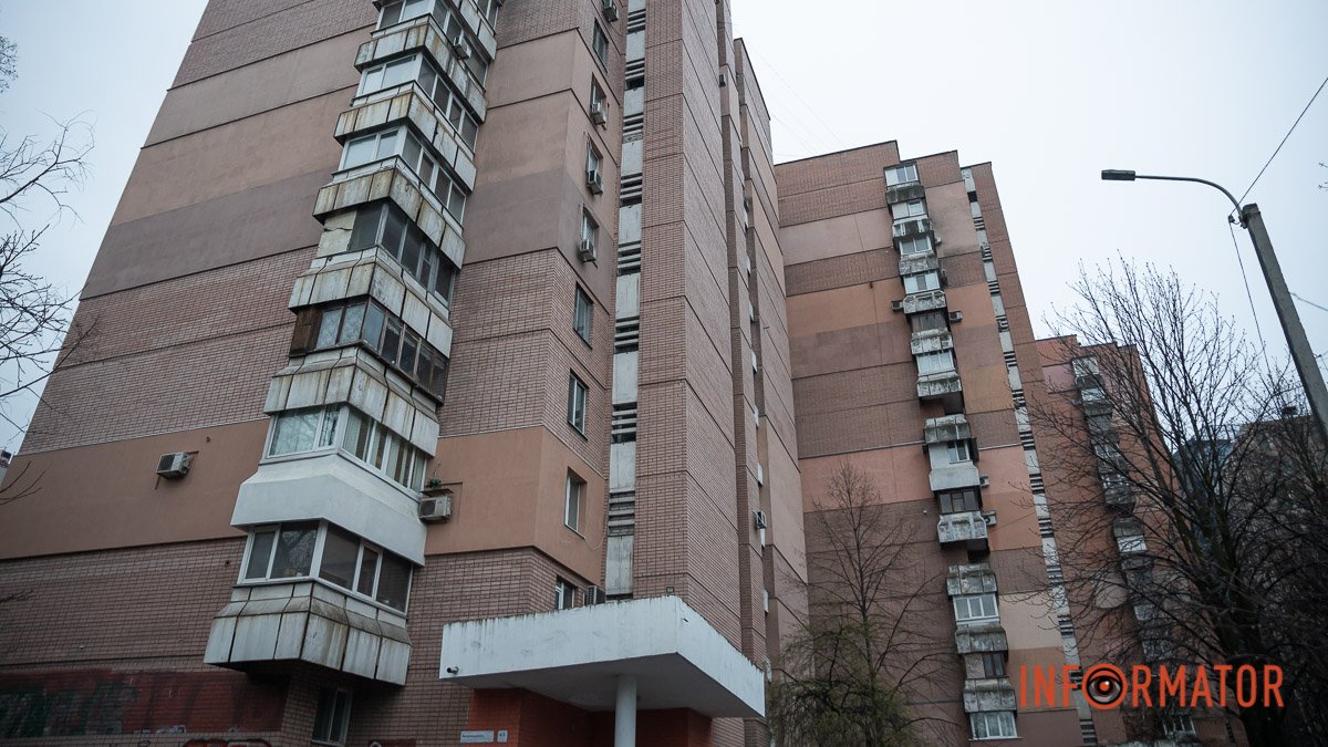 В Днепре на Дмитрия Яворницкого из окна квартиры на 5 этаже выпал мужчина