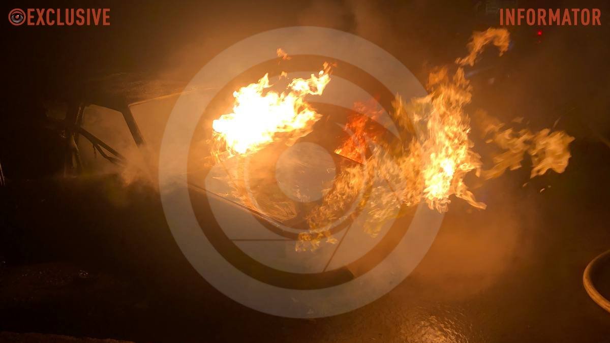 В Кривом Роге возле дома взорвался ВАЗ: подробности от спасателей