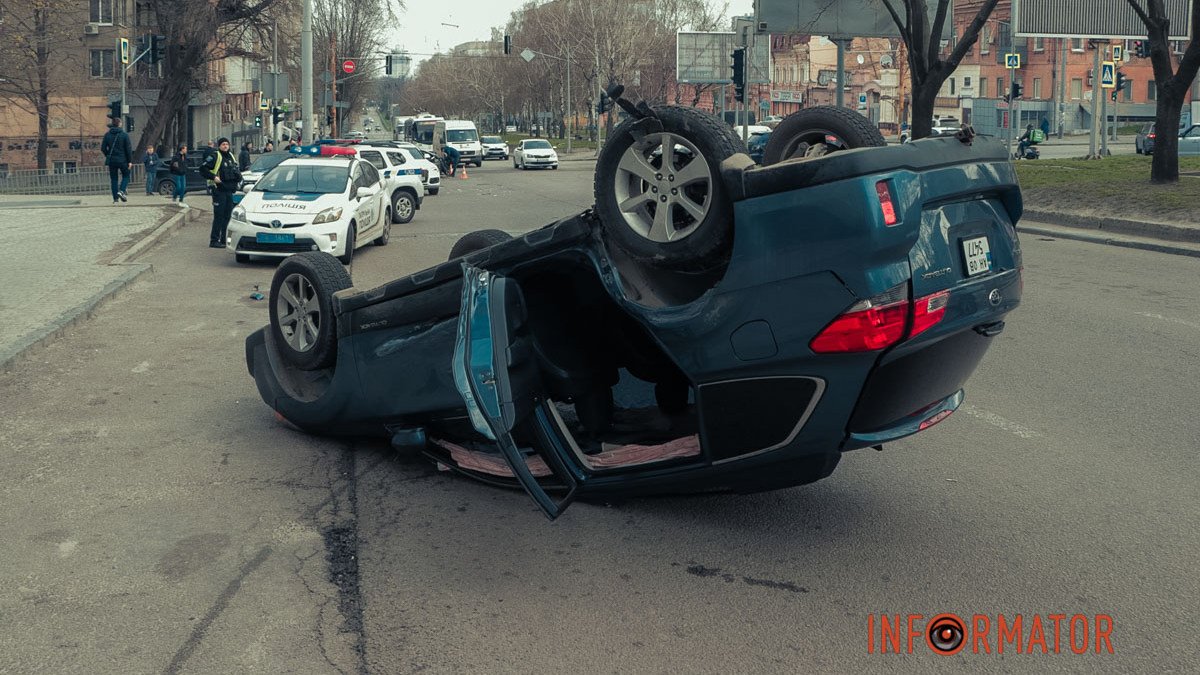 В Днепре на Поля Subaru столкнулся с Toyota и перевернулся на крышу: пострадал водитель