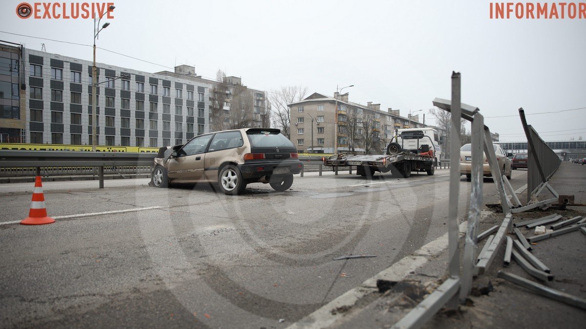 У Дніпрі на Слобожанському проспекті Honda врізалась у паркан та відбійник: утворився затор