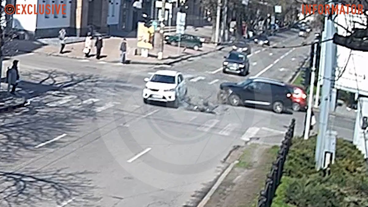 В Днепре на Дмитрия Яворницкого столкнулись Mitsubishi и Chery: видео момента ДТП