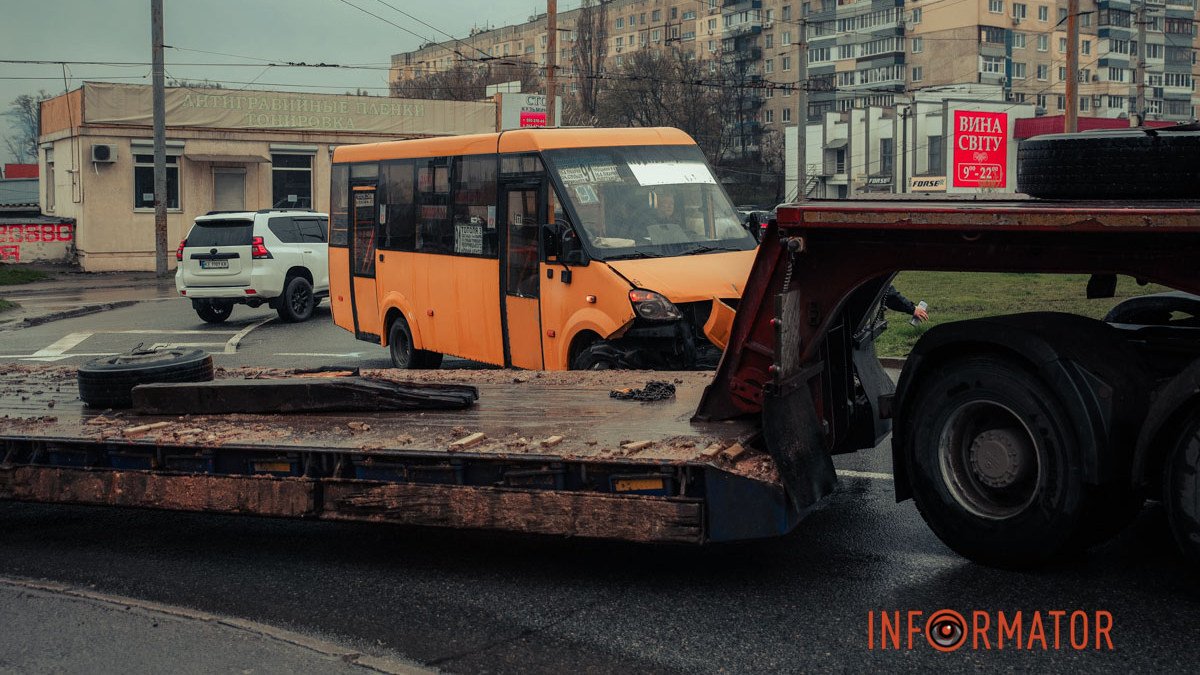 В Днепре на Паникахи грузовик столкнулся с маршруткой №91 с пассажирами: остановилось движение троллейбусов