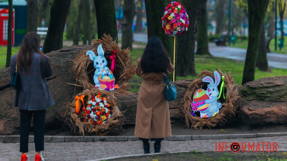 До Великодня у парках Дніпра з’явилися тематичні фотозони