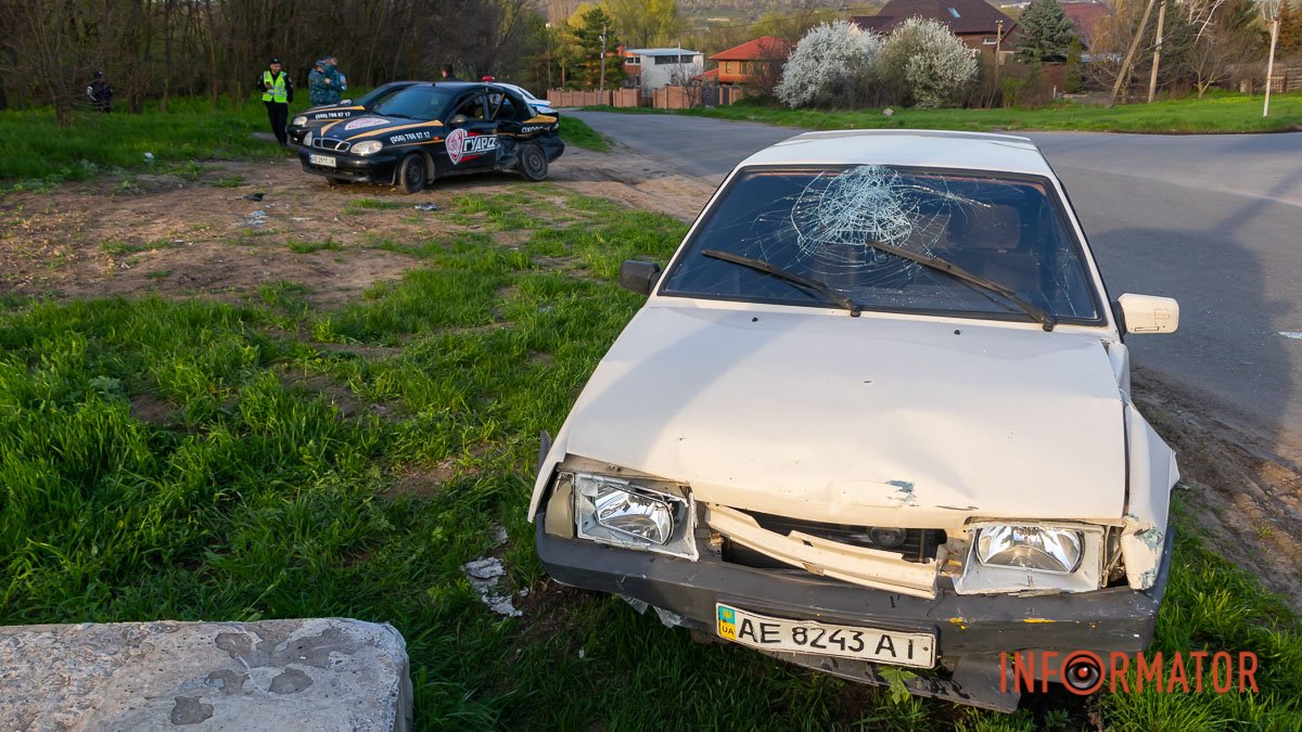 В Днепре на улице Днепровской ВАЗ столкнулся с Daewoo службы "Гуард": водителя забрала скорая