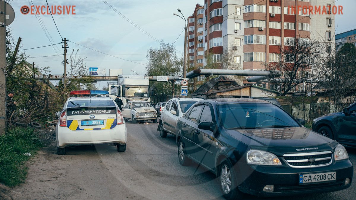 В Днепре на Любарского фура протаранила три автомобиля: движение затруднено