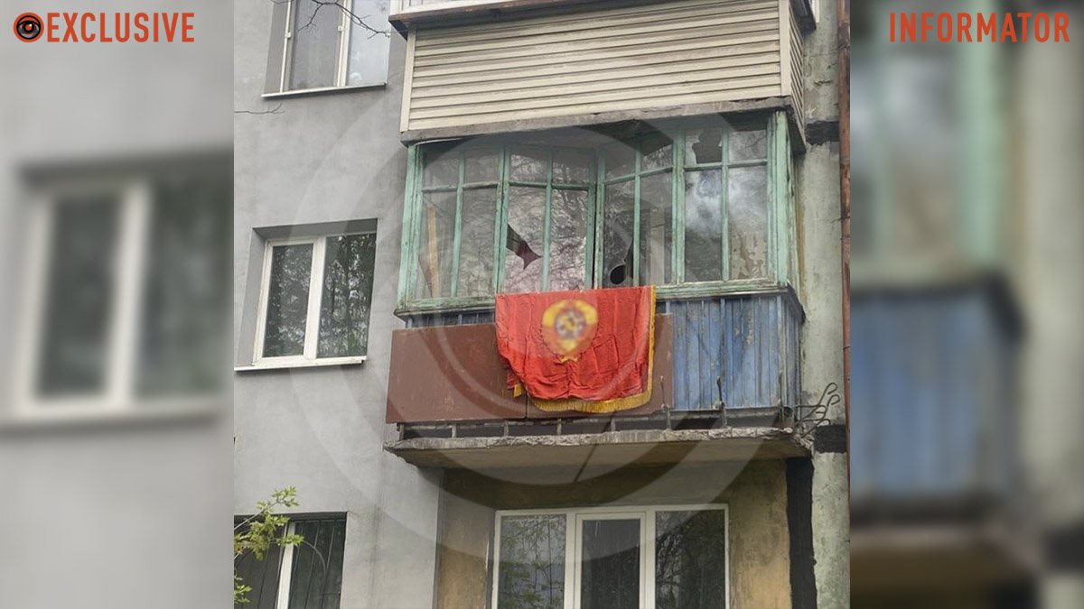 В Днепре на Стромцова мужчина вывесил на балконе флаг СССР