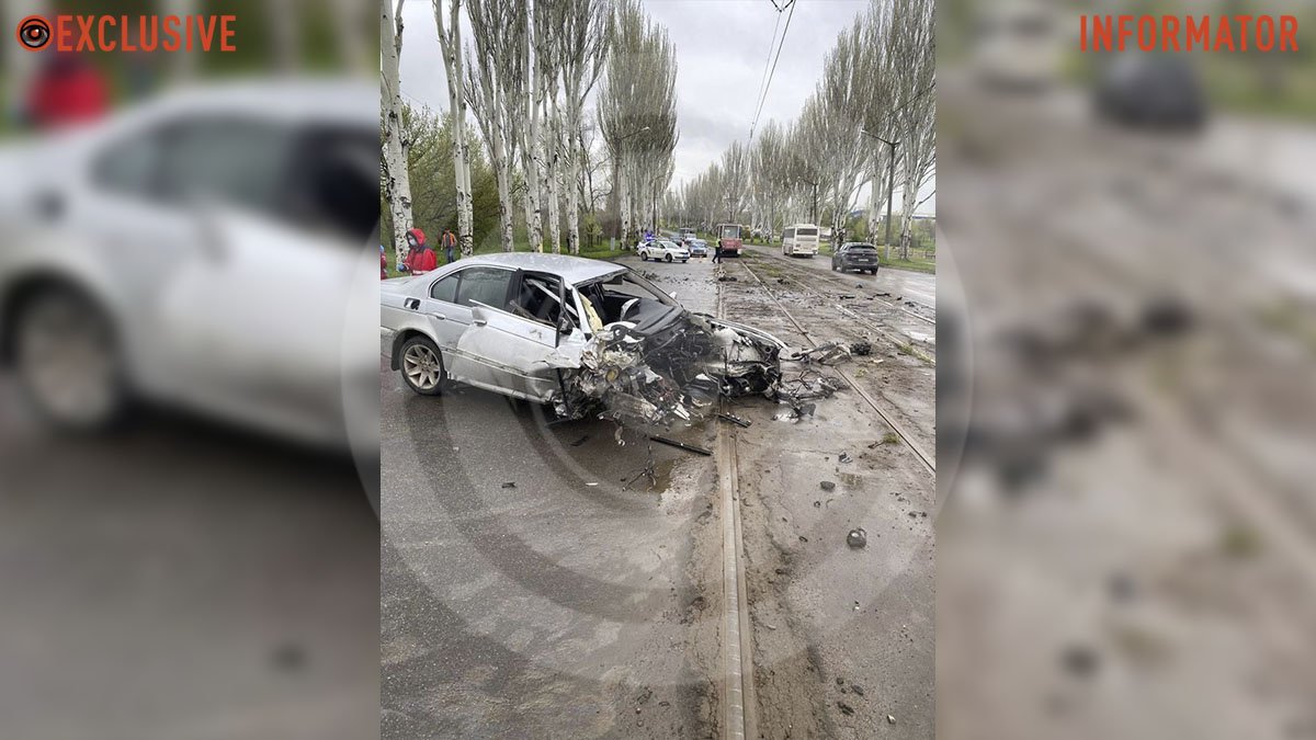 В Кривом Роге BMW на скорости врезался в дерево: один из пассажиров погиб, другой — в больнице