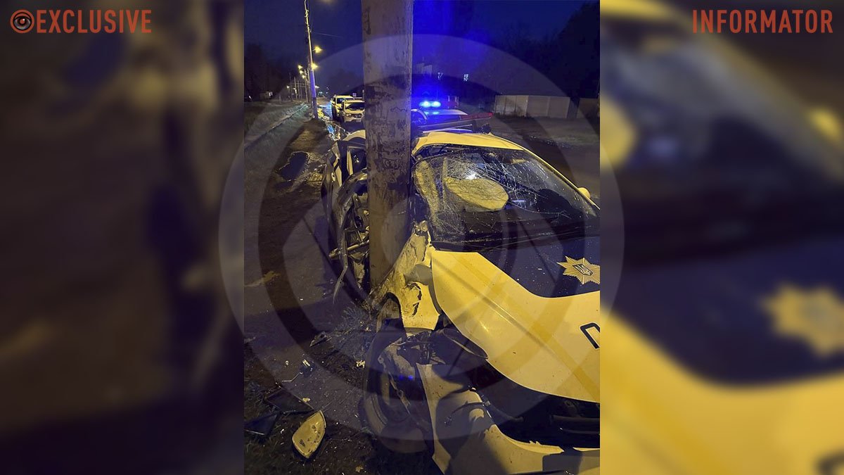 В Днепре на Теробороны Chevrolet столкнулся с машиной полиции: правоохранителя госпитализировали