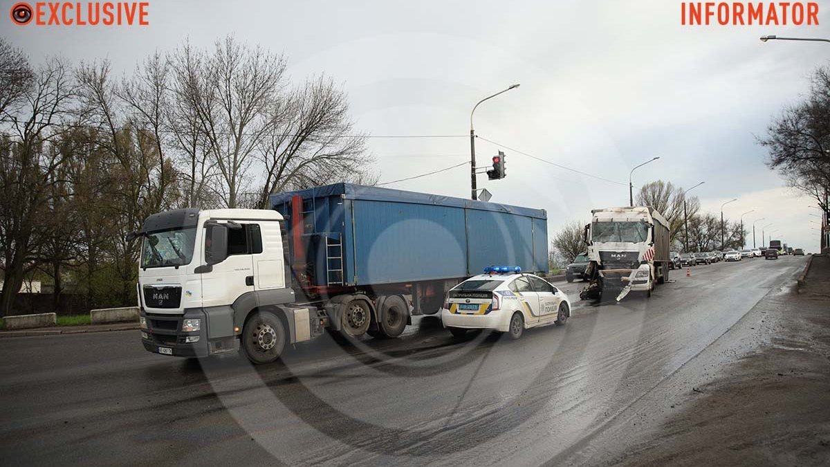 В Днепре на Криворожском шоссе столкнулись два грузовика MAN: образовалась пробка, водителя забрала "скорая"