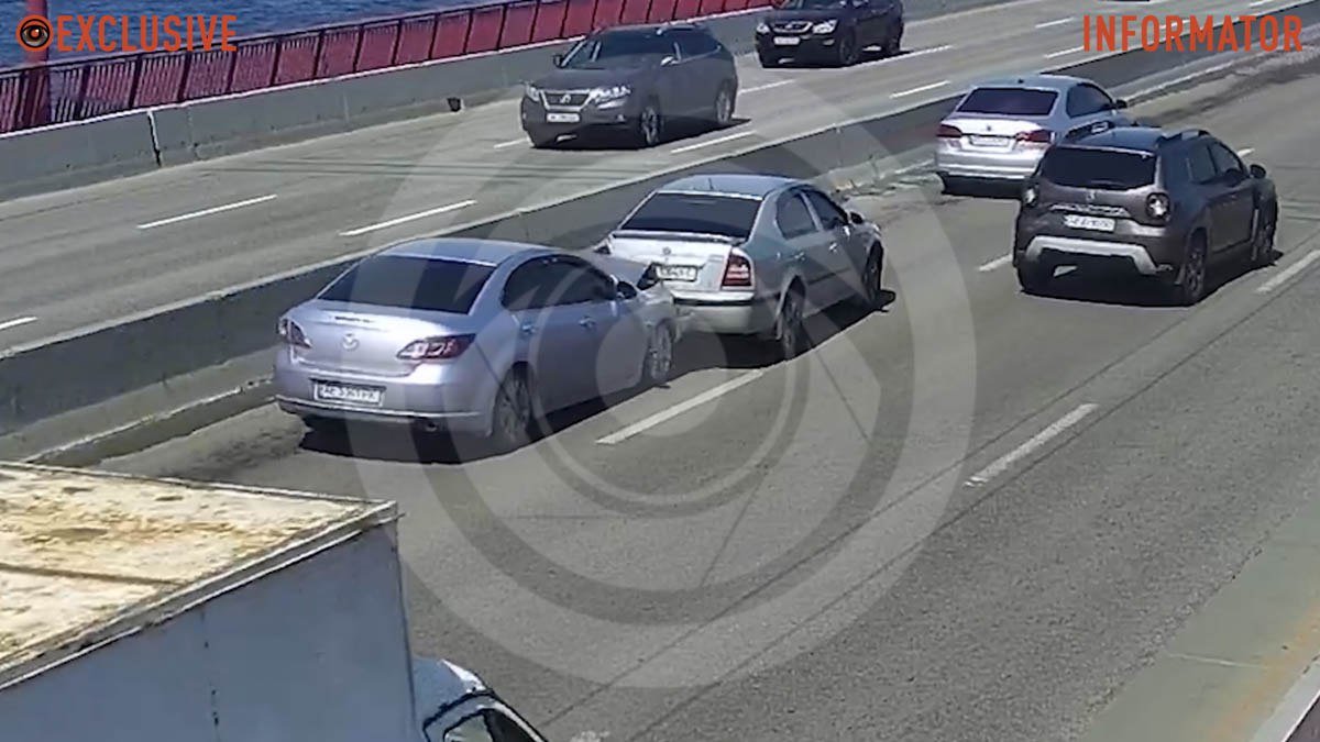У Дніпрі на Новому мосту зіткнулися Skoda та Mazda: відео моменту аварії