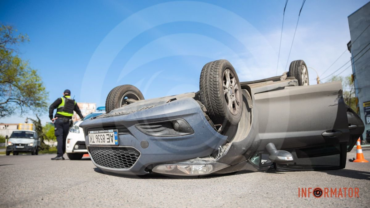 У Дніпрі на Каштановій Ford зіткнувся з BMW та перекинувся на дах: постраждав водій