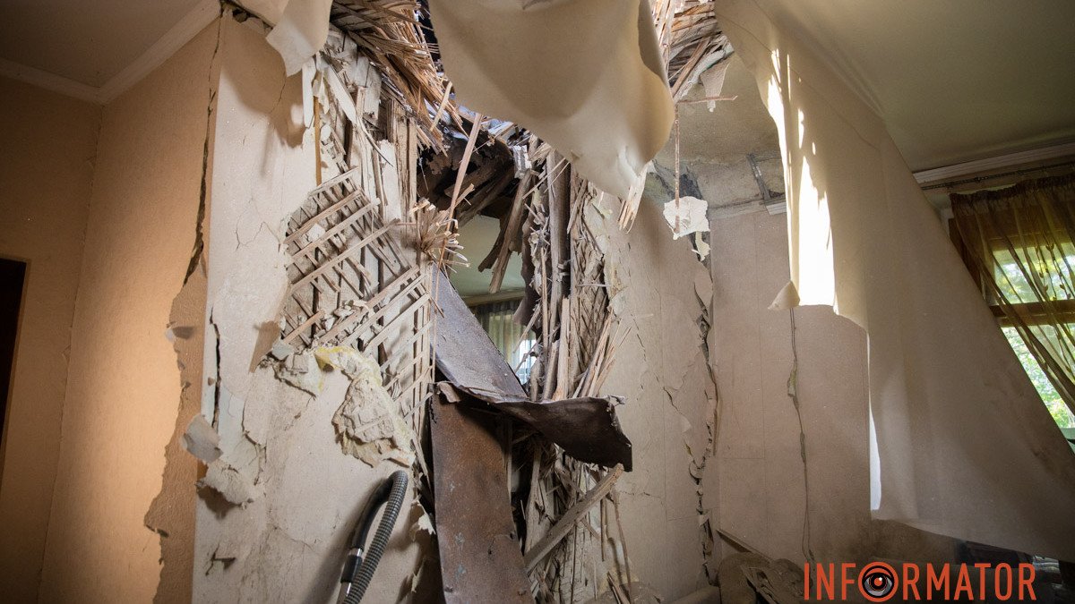 Як виглядає будинок у Дніпрі, дах якого пробив уламок від збитої російської ракети