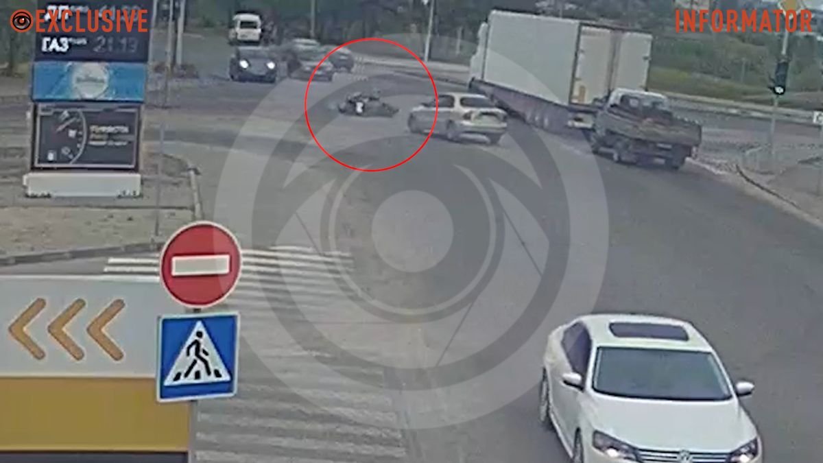 У Дніпрі на Осінній скутерист впав під колеса Daewoo: відео моменту ДТП