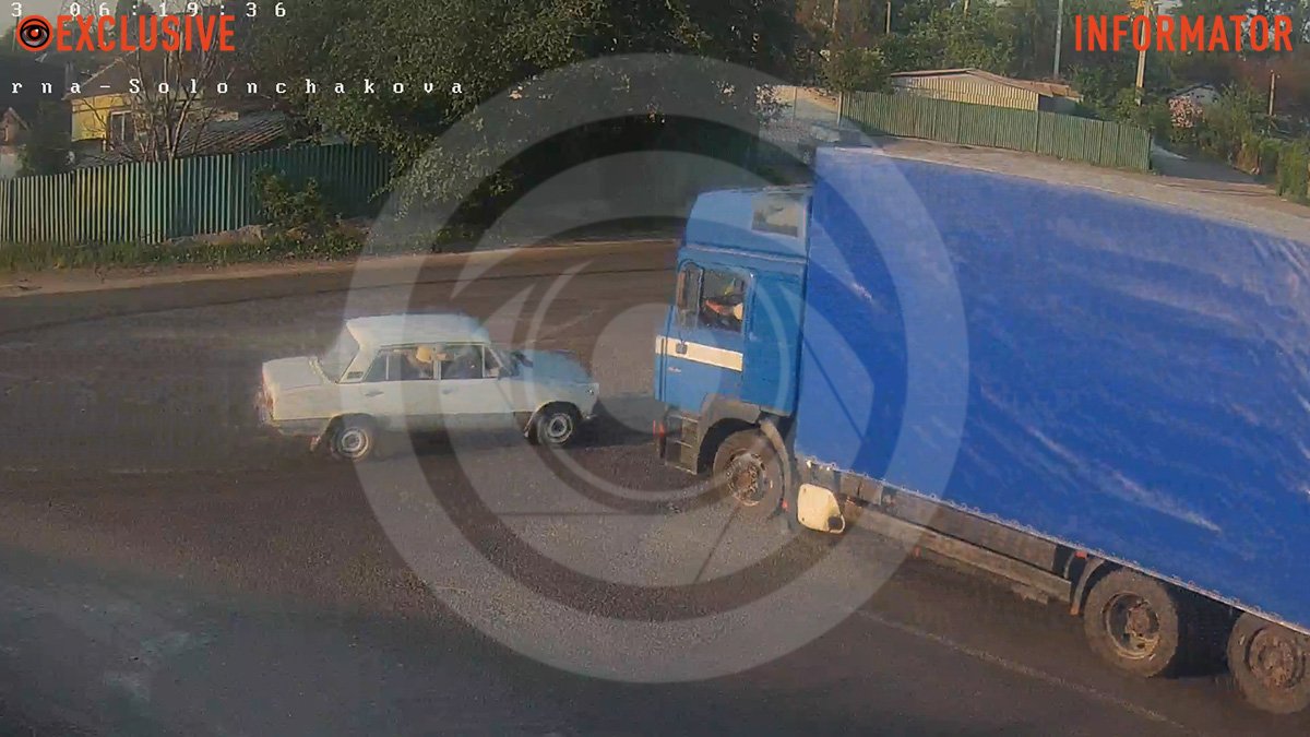 У Дніпрі на Янтарній зіштовхнулись ВАЗ та вантажівка: відео моменту