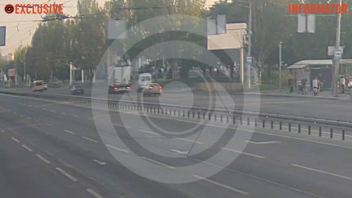 У Дніпрі на Запорізькому шосе зіштовхнулись фура та мікроавтобус Mercedes: відео моменту