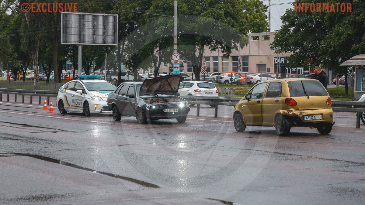 У Дніпрі на Запорізькому шосе зіткнулись "ВАЗ" та Daewoo