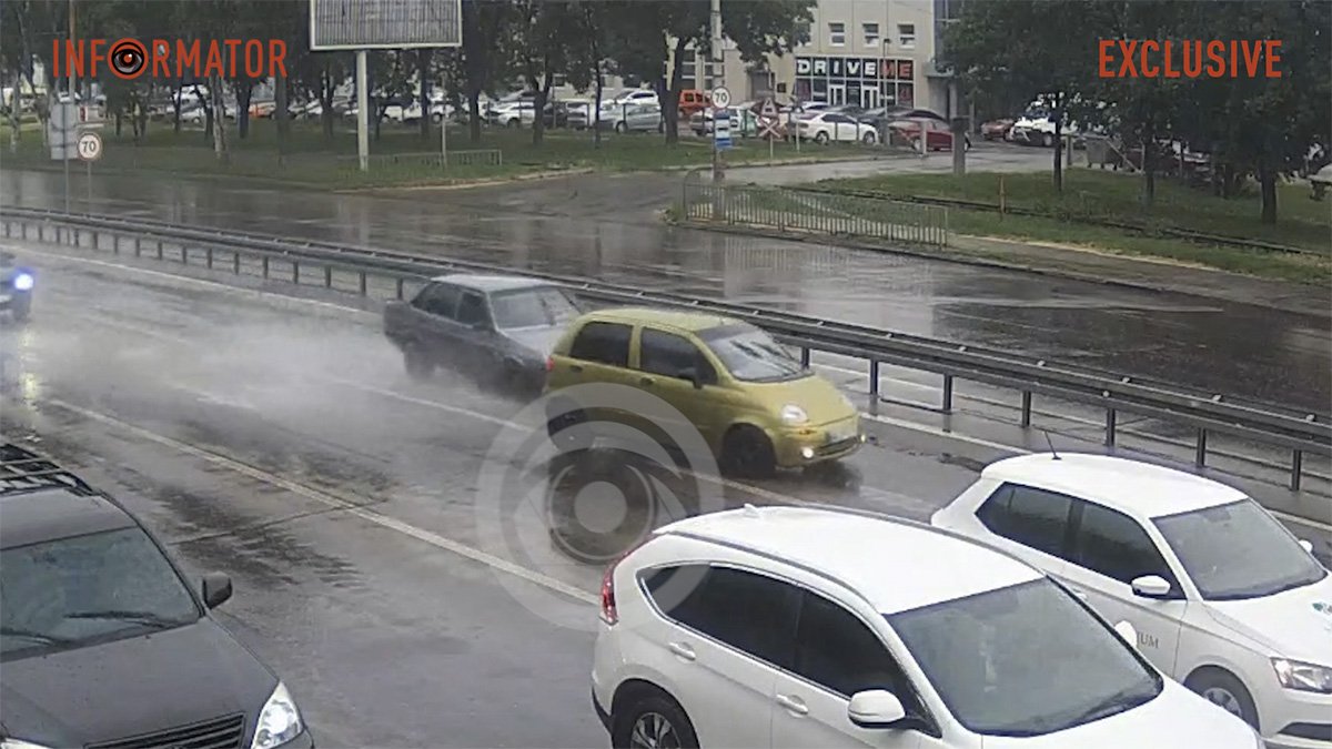 Видео момента: в Днепре на Запорожском шоссе столкнулись "ВАЗ" и Daewoo