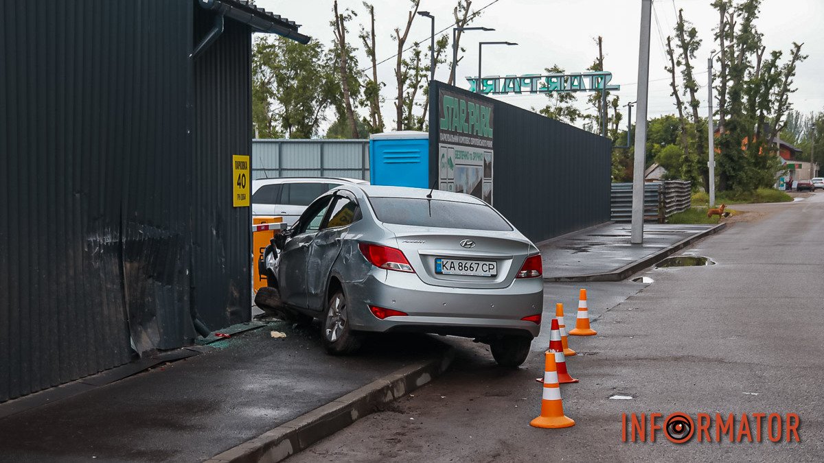 У Дніпрі на Богомаза Hyundai врізався у майданчик для паркування StarPark: водія забрала швидка