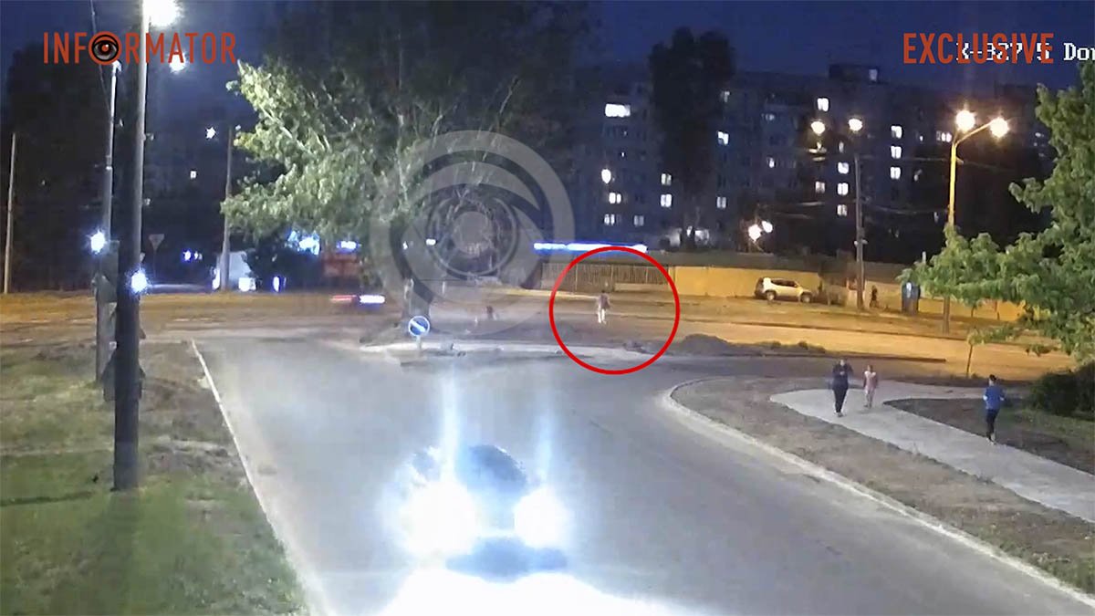 В Днепре на Донецком шоссе мотоциклистка сбила женщину: видео момента аварии