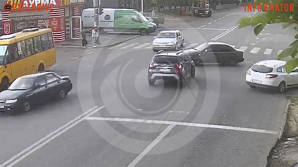 В Днепре на Паникахи столкнулись ЗАЗ и Renault: видео момента ДТП